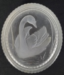 R. LALIQUE  ASSINADA EM RELEVO  LINDA CAIXA EM VIDRO ARTÍSTICO SATINE APRESENTANDO NA TAMPA RESERVA COM FIGURA DE CISNE NADANDO EM LAGO. LATERAL COM CANELURAS. SOB A BASE, EM RELEVO, ASSINADA R. LALIQUE FRANCE. FEITIO OVALFRANÇA, DEC. 30. 12 CM DE DIAMETRO