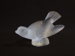 LALIQUE  CHOLERIC BIRD (PÁSSARO COLÉRICO) COM SELO DA MANUFATURA. MODELO CRIADO EM 1929 COM ETIQUETA DO FABRICANTE E ETIQUETA DE REGISTRO DA PRODUÇÃO. NUMERO 11633. APRESENTA UM PÁSSARO DO TIPO PARDAL COM AS ASAS ABERTAS E POSTURA COLÉRICA. FRANÇA, SEC. XX. 13 CM DE COMPRIMENTO