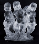 LALIQUE  LUXEMBOURG  ASSINADA SOB A BASE. GRANDE ESCULTURA EM VIDRO ARTÍSTICO SATINÉ. MODELO LUXEMBOURG APRESENTA FIGURA DE TRÊS LINDOS QUERUBINS SEGURANDO GUIRLANDA. MODELO INTRODUZIDO EM 1945. N. 11619 . ASSINADO LALIQUE FRANCE. EM EXCELENTE ESTADO. FANTÁSTICA IRIDESCÊNCIA!  BELÍSSIMA!  2505 G. 21 X 19 CMNOTA: O modelo Luxemburguês revela o domínio total de Lalique tanto no processo de moldagem do vidro como na imaginação visionária com que animava sua produção. Do ponto de vista técnico, a produção de uma forma tão elaborada e em grande escala foi um tour-de-force e um imenso desafio. O modelo é uma das  maiores esculturas que Lalique fabricou. Ao final da segunda guerra mundial, o mundo ansiava por delicadeza e beleza que sobrepusessem as imagens cruentas da guerra que envolveu o mundo por quase cinco anos. Esta mudança estilística é indicativa da capacidade de Lalique de crescer artisticamente ao longo das décadas e de se adaptar às mudanças de gostos, ao mesmo tempo que continua a ser um mestre de design e artes decorativas estabelecido e de renome internacional.