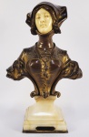 FRANÇOIS ALPHONSE PIQUEMAL  (1869-1911)  BUST DE FEMME EM COSTUME RENAISSANCE   BUSTO FEMININO COM COSTUME RENSCENTISTA. LINDA ESCULTURA EM BRONZE ORMULU COM FACE EM MARFIM. BASE EM ÔNIX. APRESENTA FIGURA FEMININA VESTIDA COM TRAJES REVIVALISTAS MEDIEVAIS. FRANÇA, FINAL DO SEC. XIX. 29 CM DE ALTURANOTA: por volta de 1474-8 Leonardo da Vinci pintou seu retrato icônico da nobre florentina Ginevra de'Benci. O painel frontal exibe o rosto da aristocrata, enquanto o verso utiliza flora para representar sua personalidade. Os dois lados se misturam, criando uma imagem completa de Ginevra de'Benci. A babá usa uma saia marrom amarrada com uma fita azul e um halo de cachos justos envolve seu rosto. O anverso do retrato proclama o intelecto literário de Ginevra com uma folha de louro, que se cruza com uma folha de palmeira (atributo típico carregado por santos mártires) para sugerir seu forte caráter moral. Ambos os ramos simbólicos circundam um ramo de zimbro, um trocadilho com o nome da modelo. Uma faixa de papel trompe-l'oeil entrelaça as três plantas, exibindo um lema em latim: VIRTVTEM FORMA DECORAT ou A beleza adorna a virtude. Ginevra de'Benci é única no retrato feminino renascentista devido ao seu foco na individualidade da modelo. No entanto, as palavras pintadas A beleza adorna a virtude reverberam em quase todos os retratos de mulheres da época. Esperava-se que as mulheres da Renascença usassem roupas, joias, acessórios e cosméticos luxuosos para aderir aos padrões de beleza contemporâneos. No entanto, a beleza renascentista não era superficial. Para ser considerada bonita (e elegante), uma mulher moderna também deve ser virtuosa. Durante a Renascença, a criação de têxteis era extremamente cara e demorada, por isso as roupas eram frequentemente recicladas. Se um vestido estivesse rasgado, manchado ou ficasse pequeno demais para quem o usava, ele seria cortado, costurado novamente e reutilizado como capa de almofada de assento, por exemplo, ou como roupa para crianças. Além disso, o tecido deteriora-se rapidamente em relação a outros materiais. Como resultado, existem muito poucos conjuntos completos que sobreviveram da Renascença. Como as peças de roupa (e os trajes completos) são tão escassas, devemos, em vez disso, confiar na mídia pictórica para entender o que os povos da Renascença consideravam moda. Embora as pinturas nem sempre sejam espelhos perfeitos do passado, elas nos dão a melhor estimativa disponível. A Itália foi um precursor da moda na época e, como tal, o retrato italiano ajuda-nos a compreender o que as pessoas usavam nos séculos XV e XVI. O Retrato de uma mulher de Filipo Lippi, pintado por volta de 1445, é um marco da beleza e do vestuário feminino do século XV. Os lábios e bochechas da modelo desconhecida foram levemente pintados com cosméticos para realçar seu brilho juvenil. Sua pele clara, olhos brilhantes, lábios rosados e cabelos loiros bem penteados referem-se a uma popular senhora fictícia do final da Idade Média, Laura. Petrarca descreve sua musa, Laura, em sua coleção de poesia humanista Il Canzoniere ou livro de canções. Laura também é retratada como perfeitamente virtuosa e casta nos poemas de Petrarca, o que realça sua beleza sobrenatural. Este livro foi tão popular na Itália renascentista que influenciou os padrões de beleza; graças à amada de Petrarca, os primeiros cavalheiros modernos preferiam as loiras. Até a mãe de Cristo, Maria, é retratada com cabelos dourados na maioria das pinturas da época. As mulheres tingiam os cabelos para atingir o tom desejado. A Trotula , um texto do século XII sobre medicina feminina, aconselha: Para colorir o cabelo para que fique dourado. Pegue a casca externa de uma noz e a casca da própria árvore, e cozinhe-as em água, e com esta água misture alume e maçãs de carvalho, e com essas coisas misturadas você vai untar a cabeça (depois de lavá-la) colocando sobre o folhas de cabelo e amarrando-as com barbantes por dois dias; você poderá colorir o cabelo. E penteie a cabeça para que o que grude no cabelo em excesso saia. Em seguida coloque um corante feito de açafrão oriental, sangue de dragão e hena (cuja parte maior foi misturada com uma decocção de pau-brasil) e assim deixe a mulher permanecer por três dias, e no quarto dia lave-a com água quente e nunca essa coloração será removida facilmente.. As  linhas do cabelo em Retrato de uma mulher não é natural. As mulheres do século XV muitas vezes depilavam ou raspavam a linha do cabelo vários centímetros, dando a ilusão de uma testa comprida, um sinal de inteligência. Ela pinça severamente as sobrancelhas para completar o efeito. O estilo de vestir em Retrato de uma mulher é tipicamente do século XV. Os vestidos da moda posicionavam a cintura feminina acima dos quadris, acentuavam a cintura com cinto ou cinta e derramavam generosamente volumes ininterruptos de tecido em direção aos pés. Esses vestidos, que são chamados nos inventários da época como gonnella , sottana , gamurra ou cotta alternadamente , podiam ter bainha nos tornozelos ou no chão. Uma mulher rica do início da era moderna usava pelo menos três  muitas vezes quatro  camadas completas de roupa em público. Em ocasiões especiais, a mulher usava outro vestido por cima da gamurra , chamado giornea , geralmente estampado e feito de veludo ou brocado de seda. A figura desconhecida em Retrato de mulher usa gamurra verde, enquanto Giovanna da Tornabuoni  usa as duas camadas em seu retrato. O vestido mais exterior de uma mulher era o mais caro e ostentoso, pois enfrentava o mundo avaliador. Somente uma vestimenta externa pode exigir oito braccia , ou pouco mais de cinco metros (4,5 metros) de tecido. Por baixo de seus vestidos suntuosos, as mulheres normalmente usavam uma camisa ou camicia  , uma camiseta que pressionava diretamente contra a pele. O tecido branco que aparece por baixo da manga verde maior usada pela babá de Lippi é um exemplo. Entre a camicia e a gamurra as mulheres costumavam usar outro sobrevestido. As roupas de uma mulher de classe alta eram grossas, volumosas e densas. Embora o conjunto do Retrato de uma mulher possa parecer simples à primeira vista, é na verdade muito luxuoso quando considerado no contexto do século XV. Sua camisola é tingida em um tom vibrante de verde, já que os tons brilhantes das joias eram muito populares nas roupas femininas durante a Renascença. As pregas começam logo abaixo dos seios e se expandem na cintura. Suas mangas compridas são símbolo de riqueza e status, pois o tecido extra dificulta o trabalho manual. Suas saias se agrupam e saltam de sua cintura. O decote e as mangas são forrados com tecido grosso, talvez musselina ou até pele. Pequenos buracos decorativos estão feitos em seu cinto e camiseta. Um colar de pérolas idênticas está pendurado em seu pescoço. Embora o cabelo da babá esteja coberto, os espectadores podem presumir que ele está penteado em um penteado complexo. Dois tipos de renda compõem o cocar, um poroso com furos de costura. Um véu de renda transparente envolve seu pescoço. O véu simboliza sua adesão à humildade e às normas religiosas. Um olhar mais atento ao véu revela o quão caro era esse acessório: pequenas pérolas enfeitam suas bordas externas e revestem o corpo principal. O retrato de uma mulher pode ser um retrato de casamento. As mãos da modelo são pontilhadas com seis anéis, que foram trocados durante noivados renascentistas e cerimônias de casamento. Seu cabelo preso também possivelmente atesta seu status de casada, já que as jovens italianas só usavam os cabelos soltos para anunciar a disponibilidade conjugal. Além disso, as pérolas que ela usa no colar e no toucado também podem ser lidas como símbolos poderosos de pureza sexual. Em toda a Europa Ocidental, as jovens usavam pérolas para transmitir a sua virgindade, considerada a característica mais desejável nas negociações de casamento. Seu cinto branco pontilhado pode ser mais um sinal de castidade. Os cintos estavam intimamente associados ao casamento, à virtude sexual e à gravidez, e eram comumente dados como presentes do noivo para a noiva, como este exemplo na coleção do Metropolitan Art Museum, que traz um poema de amor costurado em metal precioso. Esperava-se que as mulheres fossem inabalavelmente leais aos seus maridos. Embora os homens muitas vezes esperassem até a meia-idade para se casar (para que tivessem tempo de aumentar seu patrimônio ou negócios antecipadamente), a idade de casamento para as mulheres da Renascença era o final da adolescência ou início da idade adulta, com as idades ideais para o melhor potencial de procriação caindo entre quinze e dezenove anos. . Se uma mulher da classe alta teve a sorte de ter seu retrato feito, provavelmente foi para comemorar seu noivado ou casamento. A babá de Lippi, então, provavelmente é uma adolescente. Esta mulher representa o decoro renascentista, desde o olhar até a posição das mãos. Não apenas seu olhar está apontado para fora do enquadramento, mas seus olhos também estão semicerrados. Olhos abatidos ou desviados eram um sinal de modéstia feminina. A babá de Lippi coloca uma mão na manga e a outra acaricia levemente sua gola. Um manual popular para donzelas da classe alta, o Décor Puellarum (impresso em Veneza em 1469) exortava as jovens: Não tocar em si mesmo, nem nos outros, nem em qualquer parte do corpo com as mãos, exceto quando for absolutamente necessário. Sua mão direita deve sempre repousar sobre a esquerda, à sua frente, na altura do cinto. Era socialmente mais seguro para as mulheres tocar em roupas ou acessórios, em vez de permitir que suas mãos girassem ao ar livre ou entrassem em contato com a própria pele nua. Observe também como a mulher é pintada obviamente por dentro, já que a esfera pública era geralmente reservada aos homens. Mais uma vez, as palavras que se desenrolam na faixa de Ginevra de'Benci, a beleza adorna a virtude podem ser facilmente aplicadas a este modelo. as roupas de presságio no século XVI permaneceram com estrutura semelhante, com várias camadas sob um suntuoso vestido principal. No entanto, uma gama mais ampla de texturas e detalhes adicionais tornou-se moda. O Palazzo Reale em Pisa possui um vestido italiano raro e totalmente intacto (Fig. 7) do final do século XVI, feito sob medida por volta de 1550-60. Esta incrível sobrevivência dá uma visão única das mudanças no vestuário das mulheres no século XVI. Um corpete justo e pontudo amarra nas laterais. Borlas acentuam o corpete e teriam tilintado conforme o usuário se movia, aumentando a intensidade vivida do vestido. As fendas nas mangas destacam a roupa íntima, geralmente feita de seda ou algodão fino, mais um indício de que quem a usa goza de alto status. Deliciosos painéis de veludo vermelho são forrados com detalhes bordados. Este vestido é luxuoso em sua quantidade de tecido. O rodapé estende-se em forma de sino em direção ao solo e ostenta uma longa cauda, aumentando o espetáculo público à medida que o usuário caminha pelas ruas abertas. Os vestidos típicos da Renascença cobriam quem a usava da cintura aos pés e eram tão longos que ela era forçada a carregar as saias para andar sem impedimentos. Os tecidos tingidos de vermelho têm um longo pedigree histórico de associação com riqueza. Uma tonalidade de saturação tão alta exigiu a matança de inúmeros insetos cochonilhas do Novo Mundo, cujos corpos foram esmagados para obter corantes têxteis. Os espartilhos bem amarrados entraram na moda popular em meados do século XVI. A introdução do espartilho de aço nas roupas íntimas femininas europeias é atribuída apócrifamente a Catarina de'Medici em 1579. De acordo com uma lenda popular, a fértil rainha consorte, que esteve grávida nove vezes durante o seu casamento com Henrique II de França, desejava um instrumento portátil para reforçar os contornos da sua figura pós-parto. No entanto, as pinturas nos dizem que os instrumentos de modelagem corporal foram introduzidos anteriormente. Observe como o corpete de Eleonora de Toledo é rígido no icônico retrato da nobre espanhola feito por Bronzino. Acessórios caros também ficaram mais luxuosos nesta época. Eleonora usa uma rede de cabelo e um bavero (cobertura de ombros), ambos feitos de tecido dourado e decorados com pérolas.  Roupas e joias, porém, são o verdadeiro tema de Retrato de uma nobre . Cada faceta de cada joia, cada ponto do vestido é reproduzido com alta precisão. Caroline Murphy argumenta que os extensos detalhes pagos aos elaborados vestidos e joias das nobres bolonhesas por Lavinia Fontana atuam como inventários de dotes pintados. Um dote era uma caixa de itens de luxo e dinheiro que o pai da noiva trocava com o noivo. As mulheres da classe alta da Renascença não trabalhavam, mas as normas sociais exigiam que ela usasse roupas ostentosas em público. Vestir uma esposa era caro, então as famílias muitas vezes compensavam os custos fornecendo à jovem noiva um conjunto de roupas e joias para começar sua nova vida de casada. No início da Itália moderna, era possível para uma mulher recuperar o seu dote após a morte do marido, a primeira vez na sua vida que ela teve acesso à sua riqueza. Pinturas como essa, portanto, podem ser reproduzidas de maneira tão meticulosa e precisa para provar o que compunha o dote, caso seu conteúdo fosse questionado (Murphy 88). Juntas, essas imagens explicam como a moda estava ligada à beleza e às expectativas sociais das mulheres. Os retratos femininos não retratam indivíduos específicos, mas sim suas roupas e joias luxuosas. As mulheres foram feitas para serem decorosas e decorativas. Virtude, expectativa familiar e atratividade estavam profundamente confundidas. Leon Battista Alberti afirma em Della Famiglia, um tratado sobre viver bem (iniciado em 1432), que o que torna uma mulher bonita é a fertilidade potencial:Assim, acredito que a beleza de uma mulher pode ser julgada não apenas pelos encantos e refinamento do rosto, mas ainda mais pela força e formato de um corpo capaz de carregar e dar à luz muitos filhos lindos.  Na linha seguinte, Alberti acrescenta que o primeiro pré-requisito da beleza de uma mulher são os bons hábitos (Ibid.). Alberti teria concordado com o mantra: A beleza adorna a virtude.