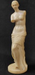 VENUS DE MILO - LINDA ESCULTURA EM MARFIM DE DIEPPE APRESENTANDO A EMBLEMÁTICA FIGURA DA VÊNUS DE MILO. EXCEPCIONAL QUALIDADE. FRANÇA, FINAL DO SEC. XIX. 12 CM DE ALTURANOTA:A Vênus de Milo é uma estátua da Grécia Antiga pertencente ao acervo do Museu do Louvre, situado em Paris, França.A história de sua descoberta em 1820 na ilha de Milo, então parte do Império Otomano, e a forma como perdeu os braços foram narradas pelas fontes primitivas em versões contraditórias que nunca puderam ser de todo esclarecidas, mas depois de sua aquisição pela França foi imediatamente exposta no Louvre, oficialmente como uma obra-prima da prestigiosa geração clássica e atribuída ao círculo de Praxíteles, tornando-se uma celebridade instantânea e um motivo de orgulho nacionalista. Mas logo se criou uma polêmica, pois segundo alguns eruditos havia evidências para se acreditar que de fato fora produzida no período helenístico, na época desprezado como uma fase decadente na tradição artística grega, e esta possibilidade não interessava politicamente ao governo francês. O debate se estendeu por muito tempo, mas mesmo assim seu valor estético não foi posto em séria dúvida, sendo elogiada em altos termos por muitos artistas e intelectuais e mesmo pelo público leigo. Foi copiada muitas vezes e divulgada em gravuras e outros meios de larga circulação ao longo de todo o século XIX.Como poucas obras da Antiguidade, a Vênus de Milo sobreviveu relativamente incólume à crítica romântica e modernista, vendo sua fama crescer continuamente. Tem sido objeto de muitos estudos especializados e adquiriu o status de ícone popular, reproduzida vezes incontáveis como estatueta, em estampas, filmes, literatura, souvenirs turísticos e outros itens para o consumo de massa. É hoje uma das estátuas antigas mais conhecidas do mundo. Sua autoria e datação permanecem controversas, mas formou-se um consenso de que seja realmente uma obra helenística que, no entanto, recupera elementos clássicos, atribuída a Alexandre de Antioquia. Apesar de modernamente ser descrita como uma representação de Vênus, deusa da beleza e do amor, tampouco essa identificação é absolutamente segura. A obra, de 2,02 m de altura, é composta basicamente de dois grandes segmentos de mármore de Paros, com várias outras partes menores trabalhadas em separado e ligadas entre si por grampos de ferro, uma técnica comum entre os gregos antigos. A deusa usava joias de metal  braçadeira, brincos e tiara  presumidas pela existência de orifícios de fixação. Pode ter tido outros adereços, e sua superfície pode ter recebido pintura, que entretanto não deixou traços. A figura está ereta e permanece nua até o quadril, enquanto os membros inferiores se ocultam sob um manto ricamente pregueado que explora efeitos de luz e sombra. Tem sua perna esquerda elevada, levemente fletida e projetada à frente, enquanto o seu peso descansa sobre a perna direita, provocando uma leve curvatura no torso. Seus cabelos, longos e ondulados, são divididos ao meio e recolhidos por trás para formar um coque. Sua face, cuja suavidade de feições tem sido muito admirada, esboça um leve sorriso. Faltam-lhe ambos os braços e o pé esquerdo.Seu acabamento é desigual, sendo mais refinado na frente do que na parte traseira, uma prática comum quando as estátuas deveriam ser instaladas em nichos, como ela foi. A história da sua descoberta e aquisição não é clara, e circularam muitas versões que discordam em vários detalhes importantes, tanto que já foi dito ironicamente que se gastou mais tinta tentando elucidar essa controvérsia do que derramou-se sangue por Helena de Troia.. Segundo Marianne Hamiaux, a escultura foi desenterrada em 8 de abril de 1820 pelo camponês Yorgos Kentrotas, perto da cidade antiga da ilha de Milo (também conhecida como Milos ou Melos), no mar Egeu, então parte do Império Otomano. Kentrotas estava procurando pedras para construir um muro em torno do seu campo. Por acaso, um cadete naval francês, Olivier Voutier, estava com ele. Aficcionado pela arqueologia, Voutier incentivou Kentrotas a continuar a cavar, conforme deixou registrado: "Um camponês estava retirando pedras das ruínas de uma capela soterrada. Vendo-o parar e olhar para o fundo do buraco, fui até ele. Havia desenterrado a parte superior de uma estátua em muito boas condições. Ofereci-lhe pagamento para que continuasse a escavação. E, de fato, logo ele encontrou a parte inferior, mas ela não encaixava na outra. Depois de buscar com mais cuidado, ele encontrou a peça central".Louis Brest, vice-cônsul da França em Milo, alertado sobre o achado, fez com que as escavações prosseguissem, surgindo mais fragmentos, entre eles uma mão segurando uma maçã, três blocos com inscrições e dois pilares de hermas.6 Entrementes, Brest referiu a descoberta a dois outros oficiais visitantes, Jules Dumont d'Urville e o tenente Matterer, que também viram a estátua in situ. D'Urville também deixou um relato: "A estátua estava em dois pedaços, firmemente mantidos juntos por grampos de ferro. O camponês grego, temeroso de perder o fruto de seu trabalho, havia escondido a parte superior em um estábulo, junto com duas estátuas de Hermes. A outra metade ainda estava em seu nicho. Medi as duas partes separadamente; a estátua mede aproximadamente seis pés de altura; é a representação de uma mulher nua, segurando uma maçã em sua mão esquerda elevada, enquanto que a mão direita segura suas vestes cuidadosamente drapejadas, que caem das ancas até os pés; ambos os braços estavam danificados e, na verdade, estavam destacados do corpo. O único pé visível está descalço; as orelhas estão perfuradas e devem ter sido adornadas com brincos. Todas essas características sugerem que a imagem seja de Vênus no julgamento de Páris; mas, neste caso, onde estarão Juno, Minerva e o belo pastor?".Voutier pressionava o cônsul para o governo francês comprar a estátua, mas como as negociações se demoravam, Kentrotas a ofereceu a um padre do local, que por sua vez pretendeu presentear com ela um potentado turco. D'Urville informou Charles François de Riffardeau, marquês de Rivière e embaixador da França junto à Sublime Porta, que enviou para a ilha um secretário da embaixada, o visconde Charles de Marcellus, um experimentado antiquário, para assegurar a posse da preciosidade para a França. Marcellus chegou no porto de Milo no exato momento em que a estátua estava sendo embarcada em um navio com destino a Constantinopla para ser entregue ao turco. Após delicadas negociações, foi comprada em nome do Marquês de Rivière.A Vênus foi então embarcada no navio francês e seguiu para Constantinopla, onde foi entregue para Rivière e mantida oculta dos oficiais turcos. Rivière coincidentemente fora chamado para um novo cargo em Paris, levando-a consigo, não sem passar novamente por Milo para averiguar se não haveria outras relíquias à venda. Chegando em Marselha em 1 de dezembro de 1820, entregou a carga para o enviado dos Museus Reais, que a despachou para Paris junto com outros fragmentos.7 Em 1821 Rivière finalmente a ofereceu ao rei Luís XVIII, que então a doou para o Museu do Louvre.