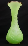 BACCARAT - VASE MOULÉ À GUIRLANDE EN SPIRALE EN OPALINE OURALINE - CATALOGUE 1865 'VASES DE FANTAISIE'. SUNTUOSO VASO EM OPALINA DE BACCARAT, DA SÉRIE VASOS DE FANTASIA PUBLICADAS NO CATALOGO DA CRISTALERIE EM 1865. EM VERDE URALINA ESSE LINDO VASO CHAMADO  GUIRLANDE EM SPIRALLE TEM ARREMATES EM RICO OURO. EM RELEVO A TODA VOLTA UMA TREPADEIRA DA FAMÍLIA IPOMOEA (CORDA DE VIOLA) EM RELEVO COM RAMAGENS E FLORES. BELISSIMO E EM ÓTIMO ESTADO DE CONSERVAÇÃO! FRANÇA, SEC. XIX. 35 CM DE ALTURANOTA: A uralina é vidro que contém urânio em sua composição, geralmente em forma de óxido diuranato, adicionado a uma mistura de vidro antes da fusão. A proporção, geralmente, varia de níveis para cerca de 2% em peso de urânio, apesar de que no século XIX, peças foram feitas com até 25% de urânio. O vidro de urânio era feito, algumas vezes, em mesas e artigos domésticos, mas caiu em desuso generalizado quando a disponibilidade de urânio para a maioria das indústrias foi severamente usada durante a Guerra Fria. A maior parte desses objetos são agora considerados antiguidades ou colecionáveis, embora tenha havido uma menor evolução na arte do vidro. Caso contrário, o moderno vidro de urânio está agora limitada principalmente a pequenos objetos como esferas ou mármores como novidades científicas ou decorativa. Devido a fraca radioatividade do urânio e além de sua pequena quantidade misturada ao vidro não é considerado um material de risco no uso humano.