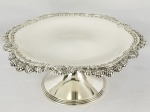 BELISSIMA FRUTEIRA DE PÉ ALTO EM PRATA DE LEI TEOR 925 COM MARCAS DA PRESTIGIADA MANUFATURA TIFFANY & CO. FORMA PAR IDENTICO COM A APREGOADA NO LOTE ANTERIOR. MODELO 13964 (BLACKBERRY). BORDA REMATADA POR CAPRICHADOS FRUTOS DE AMORA REMATADOS POR PEROLADOS E RESERVAS COM FLORES. MARCAS DA MANUFATURA E LETRA M UTILIZADA A PARTIR DE 1907. PARA SUA COMPARAÇÃO VERIFIQUE O ANÚNCIO DE PEÇA IDÊNTICA A ESSA (MODELO E TAMANHO) SENDO VENDIDA INTERNACIONALMENTE POR R$ 11.660,00 VIDE EM : https://www.etsy.com/listing/1247146559/blackberry-by-tiffany-and-co-sterling. EM EXCELENTE ESTADO DE CONSERVAÇÃO! NOVA YORK, INICIO DO SEC.  XX. 20 X 8 CM.