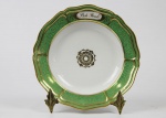 1º BARÃO DE ITAMBÉ FRANCISCO JOSÉ TEIXEIRA (1780-1866)  BELO PRATO PARA SOPA PERTENCENTE AO SERVIÇO DO BARÃO DE ITAMBÉ. MANUFATURA EM PORCELANA DE PARIS. BORDA VERDE COM "VERMICULATED GROUND" REMATADO EM OURO. NA PARTE SUPERIOR, RESERVA ENRIQUECIDA COM MOTIVOS FLORAIS EM OURO, CONTENDO  OS DIZERES: "B. DE ITAMBÉ". AO CENTRO ROSÁCEA DOURADA. PASTA DURA. A MEU VER UM DOS MAIS BELOS SERVIÇOS DE PORCELANA DOS TITULARES BRASILEIROS. REPRODUZIDO NO LIVRO "LOUÇA DA ARISTOCRACIA NO BRASIL" POR JENNY DREYFUS NA PAG. 275, SEM MARCA. FRANÇA. SÉCULO XIX. 23,5 CM DE DIÂMETRO.NOTA: Francisco foi titulado barão por Decreto de 15 de novembro de 1856 em função de vários serviços prestados ao Segundo Reinado, tomando tal designação toponímica de um pico e de uma povoação de Minas Gerais, onde se radicara sua família. Nasceu na Fazenda da Ilha, em Conceição da Barra (São João d'El Rei), em 6 de setembro de 1780, e faleceu em Vassouras em 22 de março de 1866, aos 85 anos, sendo filho do Capitão Francisco José Teixeira (nascido em 1750 em São Tiago da Cuxita, na Comarca de Guimarães, Arcebispado de Braga, Portugal e falecido em 1788 quando trabalhava como minerador no Rio das Mortes, em Minas Gerais) e de D. Ana Josefa de Souza (nascida em 1758 em São João d'El Rei e falecida em 23 de janeiro de 1808) e neto paterno de Belchior Gonçalves e de Helena Teixeira e materno de Manuel Martins de Carvalho e de Josefa de Souza Monteiro. Casou-se em 13 de setembro de 1802 com Francisca Bernardina do Sacramento Leite Ribeiro, nascida também em São João d'El Rei no dia 4 de junho de 1781 e morta em Vassouras em 6 de setembro de 1864 aos 83 anos, por uma infeliz coincidência no dia do aniversário de 83 anos do marido. Era ela filha do sargento-mor José Leite Ribeiro e de D. Escolástica Maria de Jesus (nascida em 1745 no Distrito de Nazaré, também em São João d'El Rei, e falecida na mesma cidade em 25 de junho de 1823, aos 78 anos de idade), sendo neta paterna de Francisco Leite Ribeiro e de Isabel Ferreira e materna do sargento-mor Lourenço Correia Sardinha (nascido em Portugal em data ignorada e falecido em Minas Gerais em 1747) e de Maria da Assunção Morais (nascida em São João d'El Rei em 1721 e ali morta em 1763). Francisca Bernardina também era sobrinha do barão de Itamarandiba (Joaquim Vidal Leite Ribeiro), sendo sua mãe irmã do barão de Ayuruóca ou Airuóca (Custódio Ferreira Leite). O barão de Itambé foi um banqueiro de grande renome em toda a área do Vale do Paraíba e político de imenso prestígio e respeito, principalmente em Vassouras, cidade em que desenvolveu vários trabalhos sociais. A propósito, deixou ele no centro de Vassouras e bem ao lado da Matriz um belo palacete edificado entre 1848 e 1849 por José Joaquim Botelho. Trata-se de uma rica e elegante construção assobradada, com cobertura em telha de canal, de pé direito elevado. No sobrado, na parte central, há um amplo salão com três portas que se abrem para a varanda corrida com guarda-corpo de ferro e belos desenhos nas vidraças das portas. Por sua vez, o pavimento térreo, que é mais longo que o segundo, possui cinco janelas. À direita do solar, lateralmente, aparece o pórtico de entrada para a chácara, dotado de portão de ferro robusto e desenho refinado, encimado por frontão partido que tem ao centro uma gárgula de louça. O belo prédio hoje pertence à Universidade de Vassouras.Os barões de Itambé geraram 11 filhos (8 homens e 3 mulheres), sendo que o segundo - Francisco José Teixeira Leite - foi titulado barão de Vassouras em 1871. Além de banqueiro, o barão de Itambé foi também agricultor e prestigiado chefe político, tendo sido agraciado pelo Império como Comendador da Imperial Ordem da Rosa.A descendência o barão de Itambé 01. JOSÉ EUGÊNIO TEIXEIRA LEITE (1803-1873), nascido em 28 de julho de 1803 em Conceição da Barra. Casado em 25 de janeiro de 1835 com Maria Guilhermina Cândida Teixeira Leite, sua prima. O casal teve 6 filhos (José Eugênio Filho, Francisco Leopoldo, Maria, João, Francisca e Ana). 02. FRANCISCO JOSÉ TEIXEIRA LEITE, O BARÃO DE VASSOURAS (1804-1884), casado uma primeira vez com sua prima Ana Esméria Teixeira Leite e uma segunda vez com outra prima, Alexandrina Teixeira Leite. Com a primeira esposa ele gerou 7 filhos e com a segunda mais  11 descendentes. Esse barão merecerá um capítulo futuro. 03. JOÃO EVANGELISTA TEIXEIRA LEITE (1807-1861), nascido em Conceição da Barra em 15 de maio de 1807. Casado em 26 de outubro de 1837 com Ana Bernardina de Carvalho, nascida em 1816 e falecida em 1851, filha do 1º Barão do Amparo. O casal gerou 5 filhos, sendo que a terceira (Amélia Eugênia Teixeira Leite) casou-se com Joaquim Gomes Leite de Carvalho, o 2º barão do Amparo, seu tio. Os outros quatro foram João Evangelista Filho, Francisco Augusto, Francisca Bernardina e Ana Bernardina. 04. MARIANA (OU MARIA ALEXANDRINA) TEIXEIRA LEITE (1808-1842), nascida em Conceição da Barra em 18 de dezembro de 1808 e falecida em São João d'El Rei em 28 de junho de 1842. Casada em 2 de novembro de 1827 com Batista Caetano de Almeida (nascido em 3 de maio de 1797 e falecido em 24 de junho de 1839), com quem gerou 5 filhos (Mariana, Emília, Batista Caetano Filho, Manoel e Francisca Bernardina). 05. ANTÔNIO CARLOS TEIXEIRA LEITE (1810-1877), nascido em Conceição da Barra em 26 de julho de 1810 e morto em 20 de outubro de 1810. Casado em primeiras núpcias com Maria Jesuína Teixeira Leite, sua contraparente, não se descobrindo registro de filhos para eles. Casado uma segunda vez com Umbelina Cândida Teixeira Leite, sua prima, teve com ela 8 filhos (João Olímpio, Antônio Carlos, Custódio Sobrinho, Umbelina, Ernestina, Carlos Alberto, Jorge Luiz e Luciano Arnaldo). 06 JOAQUIM JOSÉ TEIXEIRA LEITE (1812-1872), nascido em Conceição da Barra e batizado na Matriz daquela cidade em 6 de fevereiro de 1812. Faleceu em Vassouras em 14 de novembro de 1872. Casado em 15 de agosto de 1847 com Ana Esméria Corrêa e Castro, filha de Laureano Corrêa e Castro, o barão de Campo Belo. O casal teve apenas duas filhas: Francisca e Eufrásia Teixeira Leite, esta nascida em 1850. Eufrásia herdou dos pais, entre outros vários bens, a Chácara da Hera. 07. CARLOS TEIXEIRA LEITE (1814-1873), nascido em Conceição da Barra, onde foi batizado em 28 de julho de 1814. Casado na mesma cidade, em primeiras núpcias, em 6 de setembro de 1844, com sua sobrinha Mariana Alexandrina Teixeira de Almeida (filha de Batista Caetano e Maria Alexandrina), com quem gerou três filhos (Mariana, Carlos e Luciano). De um segundo casamento com Carlota Augusta do Couto Teixeira, em 18 de outubro de 1858, nasceram mais 5 filhos (Francisca, Francisco José, Ernesto, Julieta e Estefânia). 08.ANA JESUÍNA C NDIDA TEIXEIRA LEITE (1815-1899), nascida em Conceição da Barra em 10 de dezembro de 1815. Casada com o Comendador Luciano Leite Ribeiro. Não se conhecem descendentes do casal. 09. MARIA GABRIELA TEIXEIRA LEITE (1817-1883), nascida em Conceição da Barra em 28 de setembro de 1817 e falecida em 21 de agosto de 1883. Casada, em 6 de setembro de 1844, com o Major Francisco José Teixeira e Souza, seu primo nascido em 1800. Tiveram 5 descendentes, sendo que a filha Emília Gabriela Teixeira Leite e Souza tornou-se esposa de Manuel Gomes de Carvalho, o barão do Rio Negro. 10. CUSTÓDIO TEIXEIRA LEITE (1819-1883), nascido em Conceição da Barra em 1819 e falecido na cidade de Nice, na França, em 1 de fevereiro de 1883. Casado com sua prima Teresa Vidal Leite Ribeiro. Tiveram três filhos falecidos solteiros, cujos nomes não se tornaram conhecidos. 11. PEDRO TEIXEIRA LEITE - Sem maiores dados.