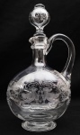 IMPÉRIO AUSTRO HÚNGARO  - CLARET DECANTER EM CRISTAL DO FINAL DO SEC. XVIII OU INICIO DO XIX EM CRISTAL SOPRADO, CORTADO E GRAVADO EM RELEVO Á RODA DE BRONZE (FORMA CONJUNTO COM AS DOS LOTES ANTERIORES E AS PEÇAS DE SERVIÇO APREGOADAS A SEGUIR).  ESSA FANTÁSTICA PEÇA ASSIM COMO AS OUTRAS INTEGRANTES DO CONJUNTO DE TAÇAS PODERIA FAZER PARTE DA COLEÇÃO DE QUALQUER PALÁCIO REAL OU MUSEU DEDICADO AO TEMA. ORIUNDAS DA PRODUÇÃO DE  ARTÍFICE DO FINAL DO SEC. XVIII OU INICIO DO  XIX É DECORADA EM BLUMENDEKOR APRESENTA LINDAS FLORES, RAMAGENS E REPETIDOS EM FACES OPOSTAS ANIMAIS HERÁLDICOS SENDO AVES FÊNIX E GRIFOS DENOTANDO A NOBREZA DO ENCOMENDANTE. HUNGRIA, SEC. XIII/XIX. 27 CM DE ALTURA