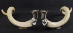 FÁBIO SALINI (DESIGN DE PRATA DA CARTIER E BVULGARI)   CANDLESTICK HORN  PAR DE ESPETACULARES CANDELABROS EM PRATA DE LEI E FAUX MARFIM EMULANDO GRANDES CHIFRES DE ANTÍLOPE. MARCAS DE CONTRASTE PARA CIDADE DE MILÃO, NA ITÁLIA E ASSINADO PELO JOALHEIRO E DESIGNER FÁBIO SALINE. 68 CM DE COMPRIMENTO.NOTA: Tendo se formado inicialmente como geólogo na Universidade de Roma, especializado em esmeraldas, Salini aprimorou seus conhecimentos em design de joias enquanto trabalhava para Cartier e Bulgari no final dos anos 1980 e início dos anos 90, antes de mudar completamente de rumo e ingressar na empresa familiar de construção. Acho que teria me arrependido se não tivesse aderido e foi realmente uma coisa boa (fiz) porque realmente me ensinou a ser empreendedor, lembra ele. Durante esses anos, Salini continuou a criar joias, mas apenas como hobby, principalmente para familiares e amigos. No entanto, depois que algumas de suas criações foram expostas na lendária joalheria Petochi em 1999, e muitas dessas peças foram compradas pela Rainha Rania da Jordânia, Salini decidiu transformar seu hobby em uma carreira. Desde o início, Salini demonstrou interesse em utilizar materiais inusitados em suas peças de alta joalheria, como cristal de rocha (hoje bastante popular 20 anos depois), couro, seda, titânio, cerâmica, cobre oxidado, galucha, madeira, resina e fibra de carbono. 