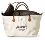 HERMES FOURRE-TOUT DU CAVALIER -  SELLER PARIS GRANDE BOLSA DE VIAGEM OU DE PRAIA HERMES. FORRAÇÃO TOUR DU CAVALIER. EM LONA CHEVRON COM GUARNIÇÕES EM COURO. ACOMPANHA BOLSA INTERNA ORIGINAL. FORRO REMOVIVEL, BOTÕES DE PRESSÃO E BOLSA INTERNA COM ZIPER DESTACÁVEL. COR BEGE. EM MUITO BOM ESTADO DE CONSERVAÇÃO. FRANÇA, 45 X 35 X 30 CM (LONA EM MUITO BOM ESTADO ASSIM COMO O FORRO)