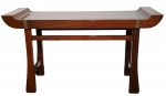 LINDA MESA CONSOLE DE ESTILO MING - QIAOTOU'NA (OU MESA DE PERNAS RECUADAS COM EXTREMIDADE INVERTICA. ENTRETANTO WEN ZHENHENG UM IMPORTANTE PINTOR DO PERÍODO MING A REFERENCIOU COMO BIZHUO , OU 'MESA DE PAREDE', POIS ERA COMUMENTE USADA CONTRA UMA PAREDE PARA EXIBIR OBRAS DE ARTE OU FAZER OFERENDAS. AS MESAS DO PRESENTE TIPO TENDEM A APRESENTAR TAMPOS LONGOS DE UMA ÚNICA PRANCHA E PERNAS ROBUSTAS. ESSAS MESAS TAMBÉM APRESENTAM AVENTAIS COM TRAVESSAS INTEGRADAS QUE SÃO UNIDAS POR ENCAIXE EM CAUDA DE ANDORINHA ÀS PERNAS DO CAVALETE, PROPORCIONANDO SUPORTE ESTRUTURAL ADICIONAL. CHINA, INICIO DO SEC. XX. 76 X 45 X 150 CM