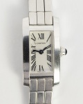 CARTIER TANK AMERICAN  REF. 2544  LUXUOSO RELÓGIO CARTIER  EM OURO 18K MOLDURA PLANA DE DOIS CORPOS. LATERAL DECORADA COM 4 PARAFUSOS. COROA REMATADA POR CABOCHON DE SAFIRA, VISOR EM CRISTAL DE SAFIRA ANTI RISCOS, DIAL PRATA DECORADO COM QUADRÍCULAS, ALGARISMOS ROMANOS RADIAS PINTADOS EM NEGRO, PONTEIROS EM AÇO AZULADO, FECHO INVISÍVEL. ASSINATURA SECRETA CARTIER EM X. MOVIMENTO QUARTZ. PULSEIRA TAMBÉM EM OURO 18K FORMADA POR TRÊS SEGMENTOS INDEPENDENTES CONTRUIDOS EM RETANGULOS.EXCELENTE ESTADO DE CONSERVAÇÃO, ANOS 2000.  20,5X14,5 MM 17 CM DE COMPRIMENTO 70,38 G.