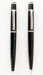 CARTIER DIAVOLO  LUXUOSO CONJUNTO DE CANETA BALLPOINT E LAPISEIRA DA MANUFATURA CARTIER. EM RESINA NEGRA COM GUARNIÇÕES EM PALÁDIO E ESPINÉLIO DE SAFIRA. A CANETA TEM 13,5 CM E A LAPISEIRA 14 CM . EM OTIMO ESTADO