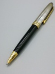 MONTBLANC MEISTERSTÜCK SOLITAIRE DOUE EM PRATA DE LEI MODELO 1641 - PRECIOSA CANETA COM CORPO SUPERIOR EM PRATA DE LEI. OS MODELOS SOLITAIRE SEMPRE ADICIONAM UM METAL PRECIOSOS NA PRODUÇÃO DO ITEM, SENDO O MODELO MAIS EXCLUSIVO DE MONTBLANC. ESTÁ ACONDICIONADA EM LUXUOSO ESTOJO ORIGINAL E ACOMPANHA CERTIFICADO. 13,5 CM DE COMPRIMENTO.