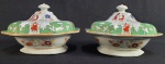 MASONS ASHWORTH (FORMA CONJUNTO COM AS PEÇAS DO LOTE ANTERIOR)  PADRÃO FLORAL EMOLDURADO EM VERDE.  BELO PAR DE LEGUMEIRAS EM FAIANÇA . DECORADAS COM INSPIRAÇÃO CHINOISERIE COM GRAÚDAS FLORES DE PEÔNIAS E TRIFÓLEOS. FEITIO OCTAVADO, BARRADO EM VERDE. INGLATERRA, MARCAS DA MANUFATURA MASONS ASHWORTH. EM TUDO BUSCA REMETER O OBSERVADOR A PRODUÇÃO DA PORCELANA CHINESA DE COMPANHIA DAS INDIAS, S ARREMATES EM OURO. FINAL DO SEC. XIX. 23 CM DE  LARGURA