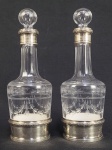 BACCARAT - TETARD FRERES - PAR DE LINDAS LICOREIRAS EM PRATA DE LEI COM  GUARNIÇÃO EM PRATA DE LEI. CRISTAL  COM EXCEPCIONAL LAPIDAÇÃO FORMANDO RICA GUIRLANDA FLORAL. GARGALO LAPIDADO EM FACETAS.  O BOCAL E A BASE EM PRATA DE LEI SÃO REMATADOS POR LAURÉIS RELEVADOS. A PRATA TEM MARCAS DA MANUFATURA DE TETARD FRÉRES. AS TAMPAS SÃO TAMBÉM LAPIDADAS COM FLORES. AS GARRAFAS ESTÃO IMPECÁVEIS. FRANÇA, FINAL DO SEC. XIX. 21 CM DE ALTURA