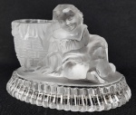 BACCARAT  CHIFFONNIER -  ESCULTURA EM CRISTAL DE BACCARAT COM DESPOJADOR EM FEITIO DE CESTO. MODELO DO CATALOGO DE 1885. APRESENTA MENINO DESCANSANDO RECOSTADO NO CESTO. FINALIZADO EM SATINE. FRANÇA, SEC. XIX. 13 CM DE COMPRIMENTO