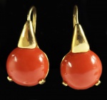 BELISSIMO  BRINCO EM OURO 18K  E CORAL CABOCHONS LAPIDADOS PESO 6.63 GR  COMP 20MM.