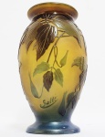 EMILE GALLÉ - LINDO  FLOREIRO EM CAMEO GLASS COM DECORAÇÃO SOUFLE COM CLEMATITES DOBRADAS NA COR VIOLETA E FUNDO AMARELO COM FOLHAS EM TONS MARRONS ESVERDEADOS.. FRANÇA, SEC. XIX. 14 CM DE ALTURA. NOTA: ÉMILE GALLÉ - ( Nancy , 08 de maio de 1846 - Nancy , 23 de setembro de 1904) é considerado um dos principais expoentes do movimento Art Nouveau. Seus primeiros trabalhos foram executados usando vidro transparente decorado com esmalte, mas ele logo criou um estilo original que se caracterizava por um vidro pesado, opaco , esculpido ou gravado com motivos vegetais, muitas vezes em duas ou mais cores conhecido como Cameo Glass . Sua carreira decolou depois que sua obra recebeu elogios na Exposição de Paris de 1878 . Dentro de uma década de outra exibição bem sucedida na Exposição de Paris de 1889 , Gallé tinha alcançado fama internacional e seu estilo, com sua ênfase no naturalismo e motivos florais, estava na vanguarda do movimento Art Nouveau emergente. O que é menos conhecido é o engajamento social de Gallé. Ele era um humanista convicto, e esteve envolvido na organização de escolas noturnas para a classe trabalhadora (l ' Université populaire de Nancy ). Ele foi tesoureiro da filial Nancy da Liga dos Direitos Humanos da França e, em 1898, com grande risco para o seu negócio, um dos primeiros a envolver-se ativamente na defesa de Alfred Dreyfus (um capitão do exército francês de origem judaica. Injustamente acusado e condenado por traição - depois anistiado e reabilitado - foi o centro de um famoso episódio de conotações sociais e políticas, durante a Terceira República Francesa, e que ficou conhecido como o caso Dreyfus). .Ele também defendeu publicamente os judeus romenos e falou em defesa dos católicos irlandeses contra a Grã-Bretanha, apoiando William O'Brien , um dos líderes da revolta irlandesa. Em 1901, juntamente com Victor Prouvé ,Louis Majorelle , Antonin Daum e Eugene Vallin , fundou um movimento Art Nouveau conhecida como École de Nancy (A Escola Nancy). Muitas das obras Gallé são mantidos no Musée de l'École de Nancy.