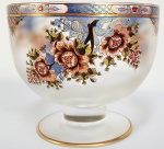 ATLANTIS (COM SELO ACIDADO DA MANUFATURA)  MUITO GRANDE  BOWL EM CRISTAL ARTISTICAMENTE DECORADO EM ESMALTES POLICROMOS REMATADOS EM OURO. EXUBERANTES FLORES E SUAS RAMAGENS SEGUEM ESTILO CHINOISEIRE. ASSINADO C. F. ARAÚJO E DATADO DE 1993. O CRISTAL LEVEMENTYE ACETINADO TEM NA PARTE SUPERIOR DECORAÇÃO COM GREGA E NA BASE UM FILETE EM OURO. PORTUGAL, SEC. XX 22 X 19 CM