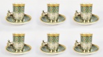 LIMOGES POR JEAN POUYAT ENCOMENDA DA MAPPIN& WEBB REQUINTADO CONJUNTO DE XÍCARAS PARA CAFÉ E SEUS PIRES  EM PORCELANA LIMOGES DO ATELIER DE JEAN POUYAT . GUARNIÇÃO EM PRATA DE LEI INGLESA COM CONTRASTES PARA CIDADE DE BIRMINGHAM LETRA DATA 1924. A GUARNIÇÃO FOI FEITA POR MAPPIN & WEBB NA ENCOMENDA DO SERVIÇO. A GUARNIÇÃO É EM ESTILO TUDOR COM ALÇAS EM FEITIO DE QUERUBINS.  A PORCELANA TEM EXUBERANTE DECORAÇÃO COM BORDA EM OURO CONTENDO GREGAS RELEVADAS. ESMALTES MANUAIS DE ESTILO TUDOR EM AZUL TURQUESA COM RESERVAS CONTENDO ROSÁCEAS EMOLDURADAS EM VERDE FAZEM DESSE CONJUNTO UM ÍCONE DE ELEGANCIA. QUANDO A QUALIDADE ENCONTRA A ARTE TEMOS RESULTADO COMO ESSE, O MELHOR DA PORCELANA FRANCESA E UM GRANDE ARTÍFICE EM PRATA DA INGLATERRA. DEC. 1920. 10 CM DE DIAMETRO