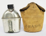 FORÇA EXPEDICIONÁRIA BRASILEIRA - CANTIL UTILIZADO PELA FORÇA EXPEDICIONÁRIA BRASILEIRA NA SEGUNDA GUERRA MUNDIAL  FABRICADO POR GP &  F CO NOS EUA EM 1943 (MARCA DA MANUFATURA E DATA SOB A BASE. CAPA EM LONA ORIGINAL COM INSCRIÇÃO  BRASIL E NUMERO 96 OS BOTÕES TEM GRAVAÇÃO DA FABRICA DE ANDARAI (COLEGIAL) COM AS INICIAIS F.A. 22 CM DE ALTURA. NOTA: A Força Expedicionária Brasileira, também conhecida pela sigla FEB, foi a delegação militar enviada pelo Brasil à Europa para integrar as tropas dos países aliados (Estados Unidos, Inglaterra, União Soviética, Resistência Francesa etc.) contra as Potências do Eixo (Alemanha, Itália e Japão) durante a Segunda Guerra Mundial. A FEB foi concebida em 9 de agosto de 1943 pela Portaria Ministerial Nº 4744, após o Brasil ter declarado guerra ao Eixo em agosto do ano anterior. O símbolo da FEB, que pode ser visto na imagem de capa deste artigo, é o de uma cobra fumando um cachimbo. Esse símbolo foi uma resposta àqueles que diziam que o Brasil não teria capacidade de ir à guerra. Isso só ocorreria, diziam em tom de desdém, se a cobra fumasse. O estopim para a entrada do Brasil na guerra e para a criação da Força Expedicionária Brasileira foi um acontecimento específico, que ocorreu entre os dias 5 e 17 de agosto de 1942: alguns submarinos nazistas torpedearam seis navios mercantes brasileiros, que trafegavam pelo litoral nordestino, o que provocou a morte de centenas de pessoas. Esse acontecimento provocou grande comoção popular, o que contribuiu para que Getúlio Vargas (então presidente) declarasse guerra à Alemanha e aos seus aliados. Vale ressaltar que os nazistas, que foram durante um tempo aliados do Estado Novo de Getúlio Vargas, passaram a atacar os navios brasileiros após a aproximação mais forte entre o Estado Novo e os Estados Unidos  que entraram na guerra em 1941 contra o Eixo. O fato é que, autorizados pela Portaria Ministerial Nº 4744, os generais brasileiros, em coordenação com os americanos, criaram a FEB em 13 de novembro de 1943; e o principal treinamento que os oficiais de nosso Exército receberam antes de ir para o combate foi na Escola de Comando do Estado-Maior de Fort Leavenworth, no estado do Kansas, no Meio Oeste dos EUA.""O comandante da FEB foi o general Mascarenhas de Morais, da 2ª Região Militar, lotada em São Paulo. Foi designado ao comando diretamente pelo Ministro da Guerra, Eurico Gaspar Dutra. As tropas brasileiras atuaram nas regiões montanhosas da Itália entre o fim de 1944 e o início de 1945. A principal batalha travada foi a de Monte Castelo (Mais informações podem ser obtidas aqui). Entre os personagens históricos que foram à guerra pela FEB, estava Humberto de Alencar Castelo Branco, então tenente-coronel, que foi chefe da seção 6 que lutou na Itália. Castelo Branco, como é sabido, anos mais tarde tornar-se-ia general e o primeiro presidente do período do Regime Militar do Brasil." Veja mais sobre "Força Expedicionária Brasileira (FEB)" em: https://brasilescola.uol.com.br/historiag/forca-expedicionaria-brasileira-feb.htm