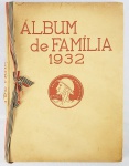 CONDE GUILHERME PRATES  ALBUM DE FAMÍLIA 1932. PUBLICAÇÃO 1954. EDITOR JOSÉ DE BARROS MARTINS. COM DEDICATÓRIA AO EXCELENTÍSSIMO CONDE DE PRATES E DONA CANDINHA DATADA DE JULHO DE 1955. ALBUM EM QUE O EDITOR, SOLDADO DE 1932 OFERECE A SÃO PAULO NA COMEMORAÇÃO DE SEUS 400 ANOS DE FUNDAÇÃO EM 1954. NO ALBUM ESTÃO GRAVADOS OS FATOS E IMAGENS DAQUELA JORNADA PAULISTA PELO ESTADO DE DIREITO QUE FOI A REVOLUÇÃO CONSTITUCIONALISTA DE 1932. O CONDE GUILHERME PRATES, QUE RECEBEU O LIVRO FOI UM DOS VOLUNTÁRIOS DA FRENTE NORTE (VALE DO PARAÍBA. FARTAMENTE ILUSTRADO, 102P. 33 X 24 CMNOTA: NOTA: Mesmo com a bandeira paulista tendo sido adotada logo após a proclamação da república não havia culto cívico por parte dos paulistas que preferiam honrar o pavilhão nacional. A Revolução de 32 mudou tudo, o civismo separatista trouxe o culto à Bandeira do Estado, afinal foi uma história que se fez com sangue derramado e muitas vidas perdidas. A Revolução Constitucionalista de 1932, Revolução de 1932 ou Guerra Paulista, foi o movimento armado ocorrido no Estado de São Paulo, Brasil, entre os meses de julho e outubro de 1932, que tinha por objetivo a derrubada do governo provisório de Getúlio Vargas e a promulgação de uma nova constituição para o Brasil. Foi uma resposta paulista à Revolução de 1930, a qual acabou com a autonomia de que os estados gozavam durante a vigência da Constituição de 1891. A Revolução de 1930 impediu a posse do ex-presidente do estado de São Paulo, Júlio Prestes, na presidência da República e derrubou do poder o presidente da república Washington Luís colocando fim à República Velha, invalidando a Constituição de 1891 e instaurando o governo provisório, chefiado pelo candidato derrotado das eleições de 1930, Getúlio Vargas.Atualmente, o dia 9 de julho, que marca o início da Revolução de 1932, é a data cívica mais importante do estado de São Paulo e feriado estadual. Os paulistas consideram a Revolução de 1932 como sendo o maior movimento cívico de sua história. No total, foram 87 dias de combates (de 9 de julho a 4 de outubro de 1932 - sendo os últimos dois dias depois da rendição paulista), com um saldo oficial de 934 mortos, embora estimativas, não oficiais, reportem até 2200 mortos, sendo que numerosas cidades do interior do estado de São Paulo sofreram danos devido aos combates. São Paulo, depois da revolução de 32, voltou a ser governado por paulistas, e, dois anos depois, uma nova constituição foi promulgada, a Constituição de 1934.