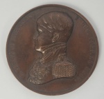 IMPÉRIO DO BRASIL - D. PEDRO II  MEDALHA EM BRONZE DO LANÇAMENTO DA PEDRA FUNDAMENTAL DO NOVO HOSPITAL DA SANTA CASA DA MISERICÓRDIA, EM 1840. TRAZ NO VERSO O BUSTO DO IMPERADOR NA ÉPOCA DA PROCLAMAÇÃO DE SUA MAIORIDADE E NA ORLA A INSCRIÇÃO D. PEDRO II IMP. CONST. E DEF. PERP. DO BRAS. (DOM PEDRO II IMPERADOR CONSTITUCIONAL E DEFENSOR PERPÉTUO DO BRASIL). NO ANVERSO A FACHADA DO HOSPITAL E A INSCRIÇÃO ALUSIVA.  PEÇA ASSINADA PELO GRAVADOR AZEVEDO G. RARA MEDALHA, CATALOGADA POR JULIUS MEILLI E VISCONDESSA DE CAVALCANTI (CATALOGO DAS MEDALHAS BRASILEIRAS N. 128, PAG 70). EM BRONZE, COM 5 CM DE DIÂMETRO.NOTA: A 23 de julho de 1840, por meio de uma medida constitucional, dom Pedro de Alcântara, com 14 anos e sete meses de idade, teve sua maioridade antecipada. Foi coroado como dom Pedro 2º e assumiu o trono e o governo imperial. Segundo alguns historiadores, a antecipação da maioridade foi um golpe de Estado. O objetivo principal era o de pacificar o país violentamente sacudido pro revoltas como a Guerra dos Farrapos e a Balaiada na Bahia. Como antecipação a esse importante passo foi preciso que o futuro Imperador menino se fizesse presente em meio a sociedade. Esta inauguração no mês em que seria votada a maioridade antecipada não foi portanto por acaso. 