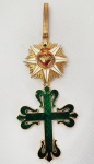 IMPERIAL ORDEM DE SÃO BENTO DE AVIZ - ACOMPANHADA DE SEU ESTOJO ORIGINAL  GRANDE INSIGNIA PARA COLAR EM OURO MACIÇO DE ALTO TEOR E ESMALTES NA TONALIDADE VERDE, VERMELHO E BRANCO. GRAU DE COMENDADOR PARA USO EM COLAR (VIDE NOS CRÉDITOS EXTRAS DESSE LOTE OS DIVERSOS GRAUS DA ORDEM INCLUSIVE EXEMPLAR IDENTICO A AQUI APREGOADA). CRUZ LATINA VERDE FLORDELIZADA PENDENTE DE ESTRELA COM OITO PONTAS TENDO AO CENTRO CORAÇÃO FLAMEJANTE COM COROA DE ESPINHOS.  BRASIL, SEC. XIX. 11 CM DE ALTURA. 23,4 G. NOTA: NOTA: A morte de D. João VI, em Março de 1826, e a aclamação do Imperador Dom Pedro I como Rei de Portugal e Algarves , apesar de efémera, elevou, transitoriamente, D. Pedro à dignidade de Grão-Mestre das Ordens Militares e Honoríficas Brasileiras e Portuguesas , e veio suscitar a necessidade de resolver a questão pendente da definição dos termos da posse e gozo pelo Império do Brasil , de todos os direitos e privilégios anteriormente concedidos pela Santa Sé ao reis de Portugal, enquanto administradores do Grão-Mestrado das Ordens Militares de Cristo, Avis e Santiago. D. Pedro solicitou ao Papa Leão XII a concessão de tais direitos e privilégios, dele tendo obtido a bula Praeclara Portugalliae Algarbiorumque Regum, remetida de Roma, aos 15 de Maio de 1827, mediante a qual foi criado no Brasil um novo Grão-Mestrado das Ordens Militares de Cristo, de São Bento de Avis e de Santiago da Espada, independente do Grão-Mestrado das Ordens Militares de Portugal . Além disso, concedia à Ordem de Cristo brasileira o padroado das igrejas e benefícios do Império, transformando os Imperadores do Brasil em seus Grão-Mestres perpétuos. No entanto, tal bula uma vez submetida ao escrutínio do poder legislativo brasileiro, seria liminarmente rejeitada pela Câmara dos Deputados, em Outubro de 1827, como manifestamente ofensiva à Constituição e aos direitos de Sua Majestade o Imperador. As antigas Ordens Militares Portuguesas deixaram de existir desde então no Brasil, tendo sido substituídas por outras com a mesma denominação, mas reformuladas nas suas insígnias. Foi, de fato, nesse período, entre 1825 e 1827, que D. Pedro I modificou as insígnias brasileiras, para que se distinguissem claramente das portuguesas, nelas introduzindo emblemática nova, específica do Império do Brasil , apesar de inspirada na Legião de Honra francesa: - a estrela de cinco braços bifurcados que forma o resplendor das insígnias da Ordem Imperial do Cruzeiro ; inclusão da coroa imperial brasileira nos hábitos das Ordens, cujo uso já vinha do Primeiro Reinado ; a estrela do Cruzeiro, assente numa coroa de ramos de café e de fumo e suspensa da coroa imperial; - manutenção na cabeceira da placa raiada do emblema do Sagrado Coração, em vez da coroa imperial que figura nas placas do Cruzeiro. Tão prematura introdução das novas insígnias das Imperiais Ordens de Cristo, de Avis e de Santiago é, de resto, atestada por dois óleos iconografando D. Pedro e D. Maria da Glória (futura D. Maria II), que integram a galeria dos retratos dos senhores Reis de Portugal da Real Companhia Velha de Gaia, onde ambos já as ostentam em data anterior à abdicação do Imperador A abdicação de D. Pedro I abriu um longo período de regência, que se prolongou de Abril de 1831 até à declaração da maioridade de D. Pedro II, em 1840, e durante o qual não foram concedidas mercês honoríficas. A nacionalização das Ordens Militares Portuguesas por D. Pedro II, doravante, consideradas Ordens Imperiais Brasileiras, meramente civis e políticas , bem assim como a concessão dos seus graus no Império do Brasil seria final e definitivamente regularizada e regulamentada pelo Decreto n.º 321, de 9 de Setembro em 1843, cujos três primeiros artigos estabeleciam: Art. 1.º - As Ordens Militares de Cristo, São Bento de Avis e São Tiago da Espada ficam de ora em diante tidas e consideradas como meramente civis e políticas, destinadas para remunerar serviços feitos ao Estado, tanto pelos súbditos do Império como por estrangeiros beneméritos. Art. 2.º - Cada uma destas Ordens constará de Cavaleiros e Comendadores, sem número determinado, e de 12 Grã-Cruzes; não compreendidos neste número os Príncipes da Família Imperial e os estrangeiros, que serão reputados supranumerários. Art. 3.º - Os Cavaleiros, Comendadores e Grã-Cruzes das três Ordens continuarão a usar das mesmas insígnias de que até agora têm usado, e com as fitas das mesmas cores; sendo, porém as das Ordens de Cristo e S. Tiago orladas de azul, e a da Ordem de S Bento de Avis orlada de encarnado. Quanto à placa, constata-se que, além dos incontáveis exemplos de fabrico local, existiram dois modelos distintos dessas placas, um português e outro brasileiro, adotados pelos fabricantes franceses para satisfazer as encomendas das Ordens Militares, de ambas as proveniências. O modelo francês para o Brasil segue a tipologia adotada desde finais do Primeiro Reinado.