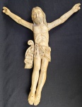 MARFIM DE  GOA -  MUITO GRANDE IMAGEM DE CRISTO CRUCIFICADO EM MARFIM DE VERTENTE INDO PORTUGUESA. IMPRESSIONANTE ESCULTURA DE EXTRAORDINÁRIA DIMENSÃO.  EXEMPLAR SEISCENTISTA APRESENTANDO CRISTO COM OLHOS AMENDOADOS, ROSTO SOLENE, IMPRESSIONANTE ANATOMIA COM VEIAS SALIENTES. RICO SENDAL . NAS COSTAS ANTIGA ETIQUETA DE REGISTRO DE COLEÇÃO. GOA, POSSEÇÃO PORTUGUESA NA INDIA, SEC. XVII. 47 CM DE ALTURA.  2200 G  NOTA: A presença portuguesa na Índia, como observado por grande parte dos historiadores, teve dois principais mecanismos propulsores: o comércio e a conversão das almas. Os portugueses haviam chegado à Índia a procura de cristãos. A tradição atribui a chegada de São Tomás o Apóstolo Tomé em 52 d.C., a Kodungallur, onde teria fundado a Igreja Síria do Malabar e iniciado a conversão de famílias judias e brâmanes proeminentes. Fontes escritas narram que Vasco da Gama e sua tripulação, ao chegar a Calicute no século XVI, visitaram templos hindus que pensavam ser igrejas cristãs e, em alguns casos, teriam confundido as imagens de divindades hindus, ali consagradas com as de Nossa Senhora. No início do século XVI, a presença e a intensidade das artes hindu e muçulmana eram muito visíveis, materializando a força das culturas da civilização preexistente. A arte indo portuguesa surgiu da necessidade da superação da expressão arquitetônica e artística dos templos hindus. A eficácia da ação evangelizadora tornava imperativa a construção e ornamentação das igrejas católicas com uma suntuosidade não inferior à dos templos hindus e das mesquitas muçulmanas capazes de competirem com o esplendor artístico que os portugueses encontraram na Índia, particularmente em Goa. Nesse sentido, a monumentalização das igrejas e da talha sacra em seus interiores eram uma resposta direta ao caráter exuberante da arte e arquitetura encontradas no universo indiano. Algo invariavelmente viabilizado pelo uso de artífices locais, exímios herdeiros da tradição milenar da escultura em madeira e em marfim. Na Índia a Igreja viu-se na contingência de se adaptar ao contexto local aceitando, ou, pelo menos, tolerando o hibridismo artístico daí resultante uma miscigenação artística, uma fusão dos léxicos europeu e oriental. Com o passar do tempo, houve um distanciamento dos modelos europeus, acompanhado de um aumento de traços autóctones e a inserção de motivos tipicamente indianos, por vezes paradoxais, como os nâga e as nâginî divindades-serpente aquáticas associadas à fertilidade e extremamente populares em todo o subcontinente, possivelmente associadas a cultos pré-védicos e que na gramática indo-portuguesa aparecem geralmente representadas frontalmente, em pé e com as caudas bifurcadas e entrelaçadas. A conversão dos gentios previa também a oferenda, por parte dos missionários, de pequenas peças simbólicas que lhes materializavam a nova doutrina e lhes incutiam a Fé. Assim, na imaginária desenvolveu-se uma grande diversidade de soluções formais, presentes nas pequenas imagens devocionais, nos presépios, nos oratórios e nos Calvários de Pousar. Entretanto, é nas imagens do Bom Pastor que ficaram mais bem caracterizados os mecanismos discursivos a operar na imagética indo-portuguesa. Essa iconografia singular desenvolveu-se, na maioria dos casos, sobre um suporte tipicamente local o marfim, com ou sem policromia e douramento. Nas imagens em geral, a presença de elementos de origem budista (greco-búdica), como, por exemplo: o estilo do cabelo, a postura corporal, a posição do braço e da mão direita, os olhos semicerrados, a 0expressão calma e o sorriso hermético de concentração expectante são extraídos das representações orientais da Primeira Meditação do Buda. Nas imagens de Nossa Senhora os longos cabelos representados com ondulações são uma marca registrada.