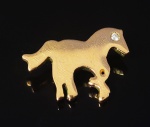 Belo Pingente de cavalo em ouro 18K com olho de brilhante Peso 1.95 10mm .