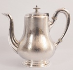 IMPÉRIO AUSTRO HUNGARO - BARONESA MARIA SZILVA VON SZILVÁS   CAFETEIRA EM METAL PRATEADO COM MARCAS DE VIENA MANUFATURA DE BERNDORF METALWARE FACTORY - BMF.  COMEÇO DO SEC. XX.. LINDOS GUILLOCHES E RESERVA COM INICIAS MS SOB CORONEL DE BARÃO. 23 CM DE ALTURA. NOTA: MARIA THERESIA ROHR VON DENTA (SZILVA VON SZILVÁS) , BARONESA VON DENTA provém da antiga nobreza da Transylvania,na Romênia, sendo que um familiar seu, o Barão Franz Nopcsa von Fels-Szilvás, considerado fundador da paleontoligia mundial, aventureiro e cientista foi cotado para assumir o trono como Rei da Albânia, Sua importante coleção de fósseis foi integrada ao MUSEU DE HISTÓRIA NATURAL DE LONDRES. Era esposa do BARÃO ROHR VON DENTA (1854-1927), de uma longa linhagem de oficiais militares do exército Real e Imperial da Áustria-Hungria. Foi o último Marechal de Campo do Império Austro Húngaro. Em 1917, durante a primeira guerra mundial, o BARÃO FRANZ FREIHERR ROHR VON DENTA passou a história de sua nação como o herói. No comando do exército conseguiu interromper a ofensiva romeno-russa na Batalha de Marasti Destinados a grandeza em sua distante terra natal, com linhagem antiga e nobre, parte dos membros dessa família hoje já compõe a primeira e a segunda geração de brasileiros natos. Aqui ocupam posição como empresários e membros ativos da sociedade com atuação em organizações como a Federação das Indústrias do Estado de São Paulo (FIESP). 