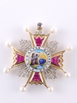 ORDEM ISABEL A CATOLICA  GRÃ CRUZ  ESTRELA DE PEITO. EM OURO COM ESMALTES, RUBIS E DIAMANTES E EXTREMIDADE COM PÉROLAS. RARISSIMA DA PRIMEIRA REPÚBLICA. 27,4 GNOTA: Esta Ordem é uma das ordens mais antigas da Europa que ainda é uma recompensa oficial. Devido à sua longa história, são conhecidas diversas variações que podem incluir tamanhos, materiais de composição, detalhes e design da insígnia. As condecorações da Primeira e Segunda Repúblicas são extremamente raras.