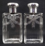 PRATA DE LEI INGLESA E CRISTAL BACCARAT - PAR DE LINDOS FRASCOS  EM CRISTAL DA MANUFATURA DE BACCARAT MAGNIFICAMENTE LAPIDADOS COM LAURÉIS E FUNDO LAPIDADO EM ESTRELA COM TAMPAS EM PRATA DE LEI GUILLOCHADA COM MARCAS PARA CIDADE DE LONDRES, LETRA DATA 1912 E PRATEIROS MAPPIN & WEBB. TAMPAS ROSQUEÁVEIS REMATADAS EM RICO VERMEIL NO INTERIOR. EM RESERVA INICIAL / MARCA POSSESSÓRIA COM A LETRA D.  INGLATERRA, INICIO DO SEC. XX. 12 CM DE ALTURA