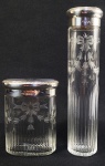 PRATA DE LEI INGLESA E CRISTAL BACCARAT - PAR DE LINDOS FRASCOS DE TOILLETE  EM CRISTAL DA MANUFATURA DE BACCARAT MAGNIFICAMENTE LAPIDADOS COM LAURÉIS E FUNDO LAPIDADO EM ESTRELA COM TAMPAS EM PRATA DE LEI GUILLOCHADA COM MARCAS PARA CIDADE DE LONDRES, LETRA DATA 1912 E PRATEIROS MAPPIN & WEBB. TAMPAS ROSQUEÁVEIS REMATADAS EM RICO VERMEIL NO INTERIOR. EM RESERVA INICIAL / MARCA POSSESSÓRIA COM A LETRA D.  INGLATERRA, INICIO DO SEC. XX. 19 CM DE ALTURA (O MAIOR)