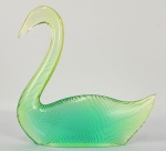 ABRAHAM PALATNIK- CISNE - GRANDE ESCULTURA EM RESINA POLIÉSTER COM DECORAÇÃO NAS TONALIDADE VERDE E BRANCA FORMANDO PADRÃO GEOMÉTRICO.  REPRESENTA FIGURA DE CISNE. OBRA DO PRESTIGIADO ARTISTA DA ARTE CINÉTICA NO BRASIL. DEC. 70, 18X 18 CM.NOTA: Em 1932, mudou-se com a família para a região onde, atualmente, se localiza o Estado de Israel. De 1942 a 1945, estuda na Escola Técnica Montefiori em Tel Aviv e se especializa em motores de explosão. Inicia seus estudos de arte no ateliê do pintor Haaron Avni e do escultor Sternshus e estuda estética com Shor. Freqüenta o Instituto Municipal de Arte de Tel Aviv, entre 1943 e 1947. Retorna ao Brasil em 1948, e se instala no Rio de Janeiro. Convive com os artistas Ivan Serpa, Renina Katz e Almir Mavignier. Com este último freqüenta a casa do crítico de arte Mário Pedrosa e conhece o trabalho da doutora Nise da Silveira, no Hospital Psiquiátrico do Engenho de Dentro. O contato com os artistas e as discussões conceituais com Mário Pedrosa fazem Palatnik romper com os critérios convencionais de composição, abandonar o pincel e o figurativo e partir para relações mais livres entre forma e cor. Por volta de 1949, inicia estudos no campo da luz e do movimento, que resultam no Aparelho Cinecromático, exposto em 1951 na 1ª Bienal Internacional de São Paulo, onde recebe menção honrosa do júri internacional. Em 1954, integra o Grupo Frente, ao lado de Ivan Serpa, Ferreira Gullar, Mário Pedrosa, Franz Weissmann, Lygia Clark e outros. Desenvolve a partir de 1964 os Objetos Cinéticos, um desdobramento dos cinecromáticos, mostrando o mecanismo interno de funcionamento e suprimindo a projeção de luz. O rigor matemático é uma constante em sua obra, atuando como importante recurso de ordenação do espaço. É considerado internacionalmente um dos pioneiros da arte cinética.