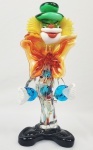 MURANO  LINDA ESCULTURA EM VIDRO ARTÍSTICO DE MURANO MULTICOLORIDO COM FEITIO DE PALHAÇO. ETIQUETA DA VITRERIA DE MURANO S.C.M. DEC. 1970. 22,5 CM DE ALTURA