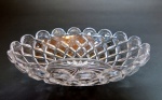 BACCARAT  - COM MARCAS DA MANUFATURA EM RELEVO -  REQUINTADO BOWL DE CRISTAL MOULLE COM FEITIO OBLONGO. DECORAÇÃO GEOMÉTRICA.  BORDA RECORTADA E BASE ESTRELADA. MARCADO BACCARAT DEPOSE.  MED: 26 CM DE COMPRIMENTO