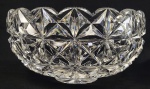 BACCARAT - MUITO GRANDE BOWL/FRUTEIRA EM CRISTAL MOULLE COM REQUINTADA DECORAÇÃO GEOMÉTRICA. BORDAS MOVIMENTADAS. FUNDO LAPIDADO EM ESTRELA. FRANÇA, INICIO DO SEC. XX. 25 X 13 CM