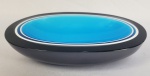 MURANO SOMMERSO   FLÁVIO POLI -  LINDO BOWL EM VIDRO ARTÍSTICO DE MURANO COM FEITIO ORGÂNICO DITO GEÓIDE.  A CONCAVIDADE TEM INTENSA TONALIDADE AZUL CELESTE DILIMITADA POR FRISOS EM BRANCO REALÇANDO A BORDA EM PRETO. EXTERNAMENTE TEM LINDA TONALIDADE EM ROXO. UMA OBRA DE ARTE DA DEC. 60. 18 CM DE COMPRIMENTO