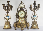 SEVRES - LINDA GARNITURE EM BRONZE ORMOLU COM PLACAGEM DE PORCELANA DA MANUFATURA DE SEVRES. ESTILO E ÉPOCA NAPOLEÃO III. RELÓGIO MAGNIFICO! CANDELABROS COM CINCO LUMES. FRANÇA, SEC. XIX. 49 CM DE ALTURA