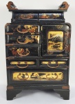 LINDO MÓVEL CABINET PARA GUARDA DE VALORES (JÓIAS E MOEDAS) DO PERÍODO MEIJI. FORMIDÁVEL TRABALHO EM LACA REMATADO EM OURO FOMRANDO PÁSSAROS, FLORES, RAMAGENS E PAISAGEM. JAPÃO, FINAL DO SEC. XIX. 38 X 25 CM