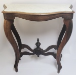 LINDO CONSOLE EM JACARANDÁ COM TAMPO EM MÁRMORE CARRARA. ESTILO LOUIS PHILIPPE. PERNAS FRONTAIS ARQUEADAS. MOVIMENTO BOMBE. EM OTIMO ESTADO. BRASIL, SEC. XIX. 83 X 82 X 43 CM