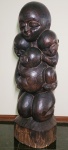 ARTE AFRICANA - MATERNIDADE - GRANDE ESCULTURA EM  BLOCO ÚNICO DE MADEIRA APRESENTANDO MATERNIDADE. ÁFRICA, MEADOS DO SEC. XX. 105 X 37 CM