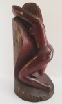 ARTE POPULAR - NU FEMININO - ESCULTURA EM MADEIRA APRESENTANDO MULHER DESNUDA. EXCELENTE QUALIDADE! 48 CM DE ALTURA.