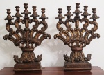 FORMIDÁVEL PAR DE CANDELABROS LITURGICOS EM MADEIRA DOURADA. SUNTUOSO FEITIO COM CINCO LUMES CADA UM. BASE REMATADA EM BELISSIMAS ROCAILLES. SEC. XVIII. 60 CM DE ALTURA