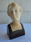 Antigo busto feminino, déc. de 20/30, em mármore europeu com acabamento em metal  Med. 17 x 9 x 6 c