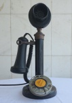 Antigo telefone de mesa em metal com numeração S234 N 22  Med. 30 cm - apresenta desgastes do temp
