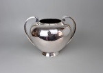 Grande e elegante vaso em prata de lei, provavelmente italiano, contrastado com contrastes não ident