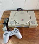 Console Playstation ONE Fat - Com Controle e Cabo AV - Ligando - No estado