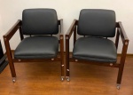 SERGIO RODRGUES - Par de elegantes cadeiras de braço, chamada Kiko, em madeira nobre, com detalhes c