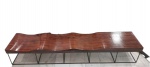 JORGE ZALSZUPIN - Lindíssimo banco ondas, assento em madeira nobre, estrutura em ferro. Altura: 36 c