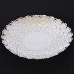 <b>Fruteira</b> circular em prata inglesa decorada em escamados. Contraste da cidade de Sheffield de 1950 e marca da casa MAPPIN & WEBB. Diâm. 25,5 cm. Peso 555 gramas.